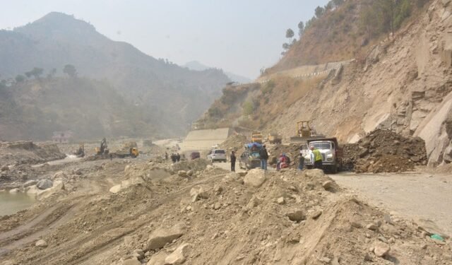 बिपी राजमार्ग : पहिरो प्रभावित क्षेत्रमा वैकल्पिक सडक निर्माण गरिँदै