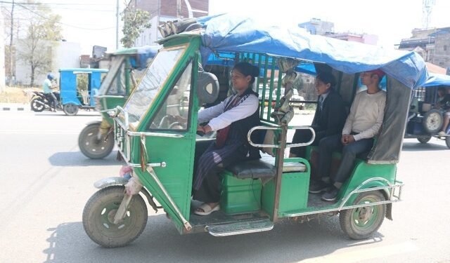 रिक्सा चालक महिलाको कथाः गुजारा चलाउन सहज
