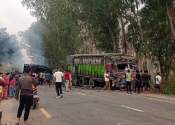 धनुषामा दुई ट्रक ठोक्किँदा भीषण दुर्घटना, आगलागीबाट एक ट्रक जलेर नष्ट