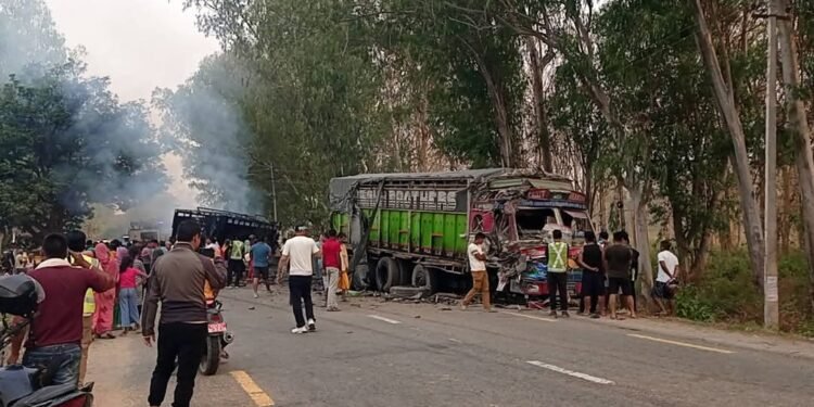 धनुषामा दुई ट्रक ठोक्किँदा भीषण दुर्घटना, आगलागीबाट एक ट्रक जलेर नष्ट