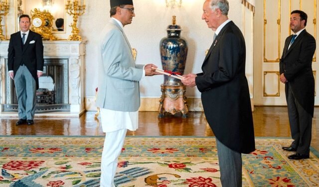 राजदूत पौडेलद्वारा ओहदाको प्रमाणपत्र पेस