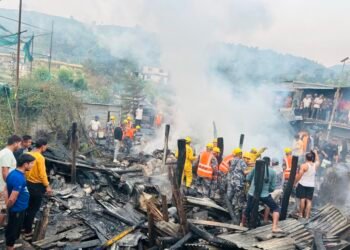 अछामको साँफेबगरमा भीषण आगलागी, १० पसल जलेर खरानी