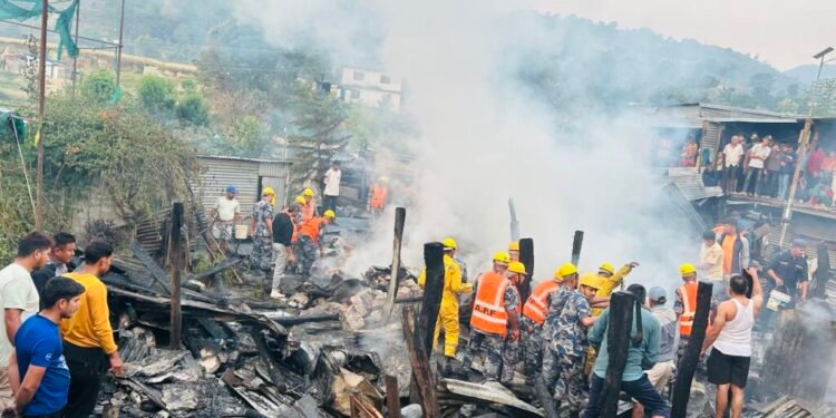 अछामको साँफेबगरमा भीषण आगलागी, १० पसल जलेर खरानी