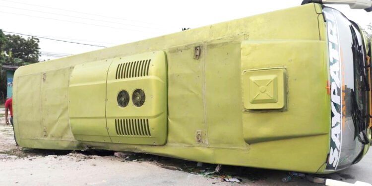 शिक्षक बोकेको रात्रिबस झापामा दुर्घटना, २१ घाइते, एकको अवस्था गम्भीर