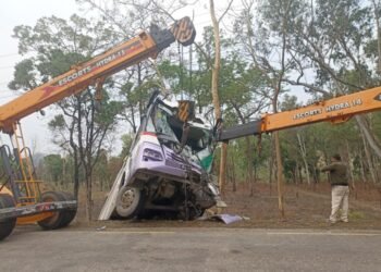 रोकिराखेको ट्रकमा ठोक्कियो यात्रुवाहक बस