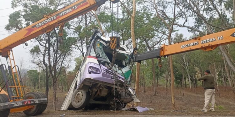 रोकिराखेको ट्रकमा ठोक्कियो यात्रुवाहक बस