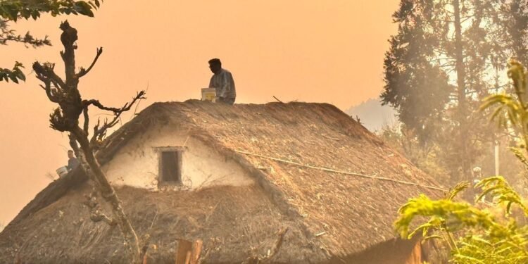 पाँचथरमा डढेलोको भयङ्कर रुप: एकको मृत्यु, जलेका घरको विवशता,बाल्टीमा पानी लिएर छानोमा बस्नुपर्ने बाध्यता