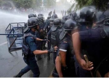 शिक्षक आन्दोलन अराजक, निषेधित क्षेत्र तोड्न खोज्दा प्रहरीको हस्तक्षेप