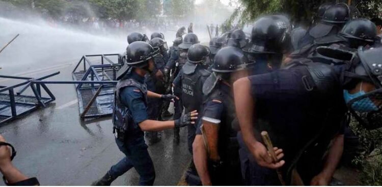 शिक्षक आन्दोलन अराजक, निषेधित क्षेत्र तोड्न खोज्दा प्रहरीको हस्तक्षेप