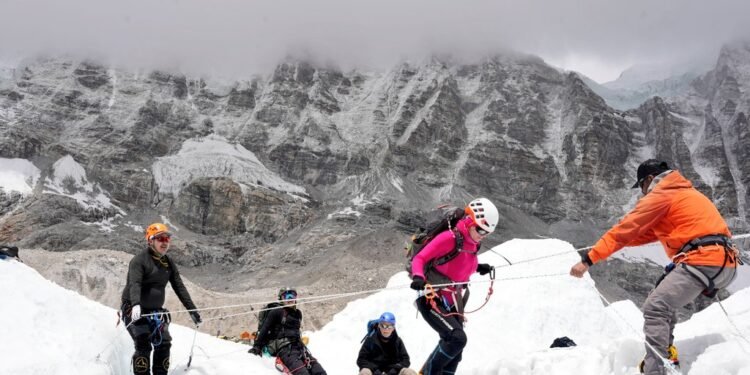 यस्तो देखियो यस बर्षको सगरमाथा आरोहण (फोटो फिचर)