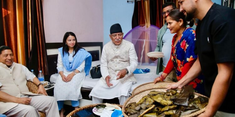 प्रचण्डसहितको टिमले अछामी परिकार भक्सीको चाख्यो स्वाद