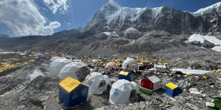 आरोहीको भीडले गुलजार छ सगरमाथा आधारशिविर