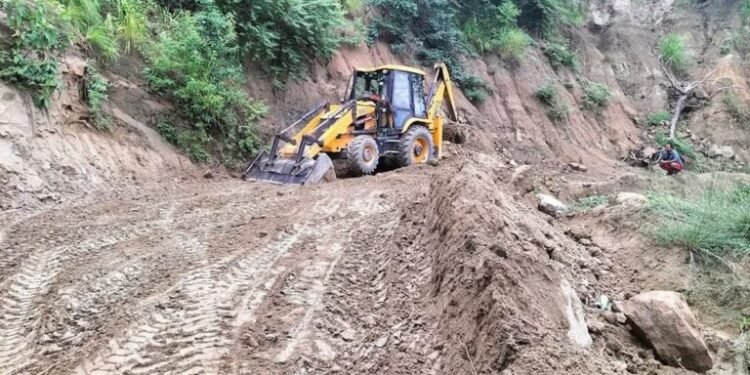 सिरहा–उदयपुरका विकट बस्तीलाई जोड्ने कच्ची ‘ट्रयाक’ खुल्यो