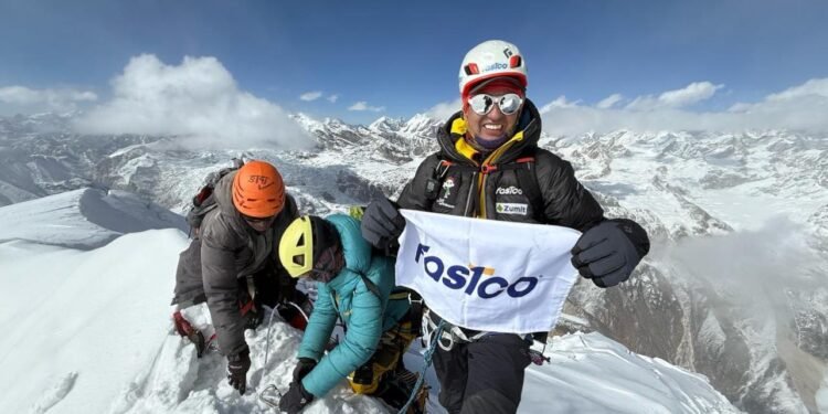 ताप्लेजुङका हिमालका चुचुरामा मानव पाइला पुग्दै