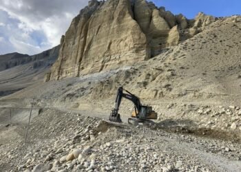 चराङ—छोसेर सडक धमाधम स्तरोन्नति