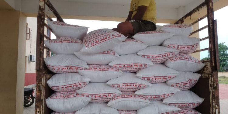 पाल्हीनन्दका किसानलाई धानको बीउ वितरण
