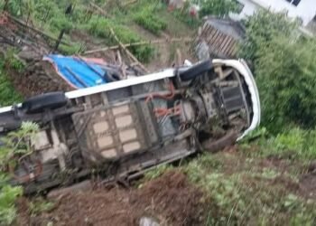 त्रिशूलीबाट काठमाडौँ जाँदै गरेको ईभी माइक्रो दुर्घटना, ९ जना घाइते