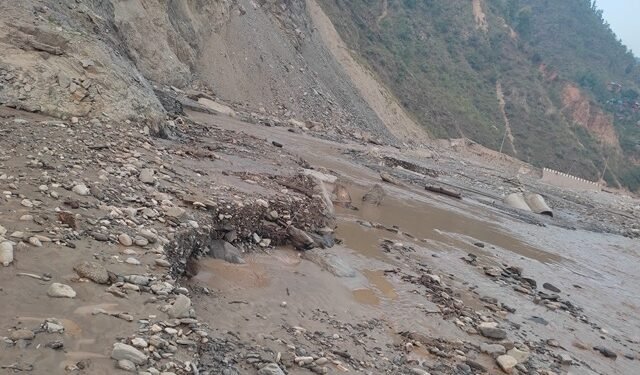 आठ घण्टादेखि बिपी राजमार्ग अवरुद्ध, बेपत्ता महिलाको खोजी गरिँदै