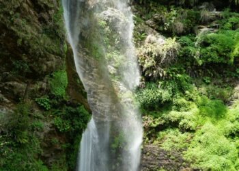 पर्यटक र पूर्वाधारका पर्खाइमा छहरे झरना