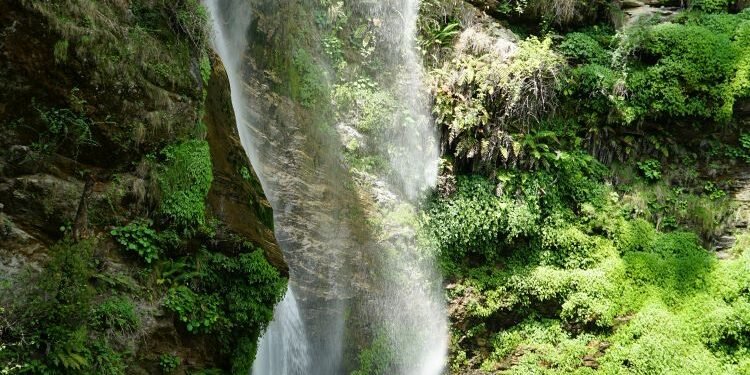 पर्यटक र पूर्वाधारका पर्खाइमा छहरे झरना