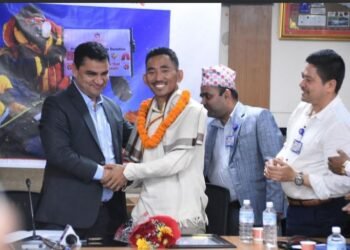 मृगौला प्रत्यारोपणपश्चात सगरमाथा आरोहण गर्ने कीर्तिमानी आरोही पेम्बा शेर्पालाई स्वास्थ्य मन्त्री पौडेलको सम्मान