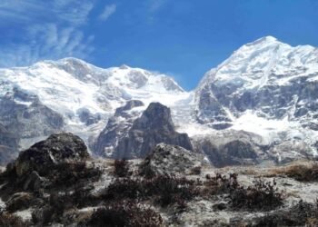 कञ्चनजङ्घा हिमाल हेर्न माईजोगमाईमा पर्यटक