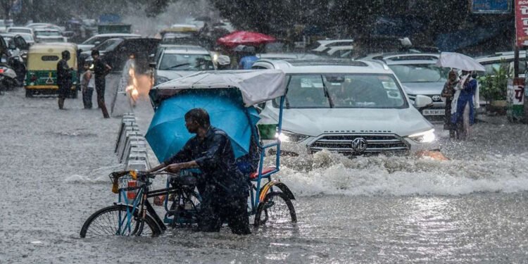 दिल्लीमा भारी वर्षा : ११ जनाको मृत्यु, सयौं उडान रद्द