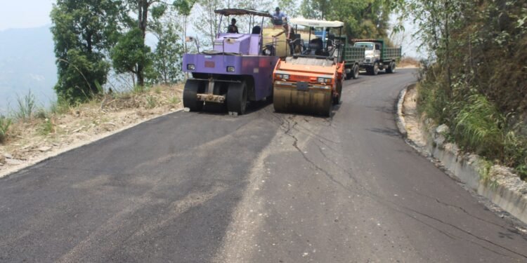 घ्याम्पेसाल पाँचखुवा देउराली ताकुकोट सडक २८ वर्षपछि कालोपत्र