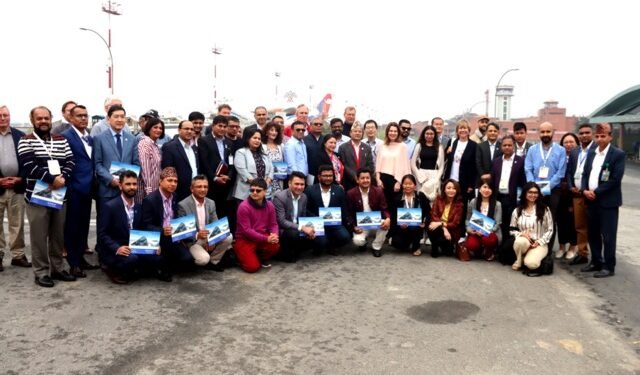 ‘सगरमाथा संवाद’का विशिष्ट पाहुनाद्वारा हिमशृङ्खला दृश्यावलोकन