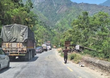 ट्रक पल्टिँदा अवरुद्ध नारायणगढ–मुग्लिन सडक एकतर्फी खुला