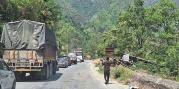 ट्रक पल्टिँदा अवरुद्ध नारायणगढ–मुग्लिन सडक एकतर्फी खुला