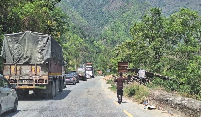 ट्रक पल्टिँदा अवरुद्ध नारायणगढ–मुग्लिन सडक एकतर्फी खुला