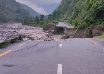 कोशी राजमार्ग बाढीले बगायो, यातायात अवरुद्ध