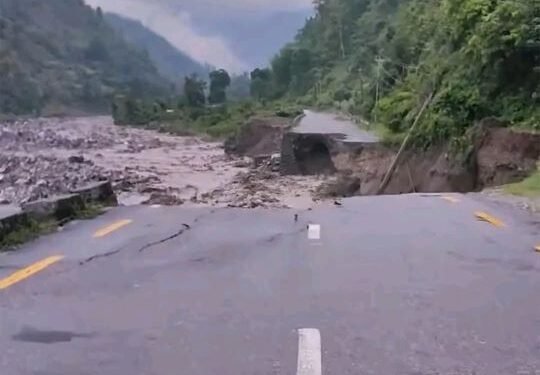 कोशी राजमार्ग बाढीले बगायो, यातायात अवरुद्ध