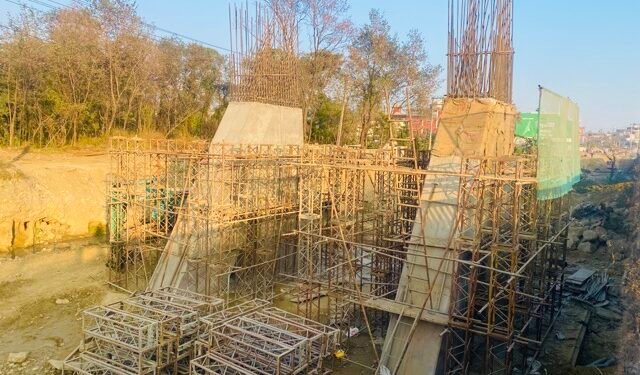 सेती नदीमा निर्माणाधीन ‘सिग्नेचर’ पुलको काम सुस्त