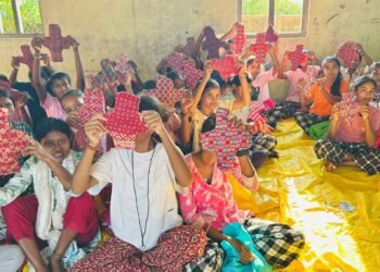सेनेटरी प्याड बनाउन छात्रालाई तालिम
