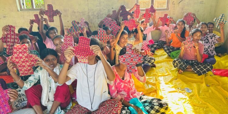 सेनेटरी प्याड बनाउन छात्रालाई तालिम