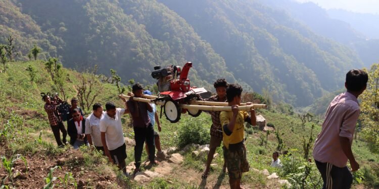 चितवनको कान्दामा दुई घण्टा बोकेर हाते ट्रयाक्टर पुर्याउँदा …