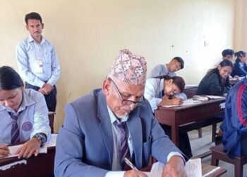 कक्षा १२ को परीक्षा दिँदै ६८ वर्षीय लालबहादुर