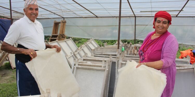 सेवा निवृत्त शिक्षकद्वारा हाते कागज उद्योग सञ्चालन