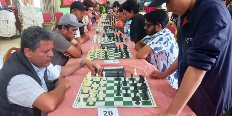 बुद्धिचाल प्रतियोगिता : आठ वर्षका बालकदेखि ६८ वर्षीय नागरिकसम्म भिड्दै