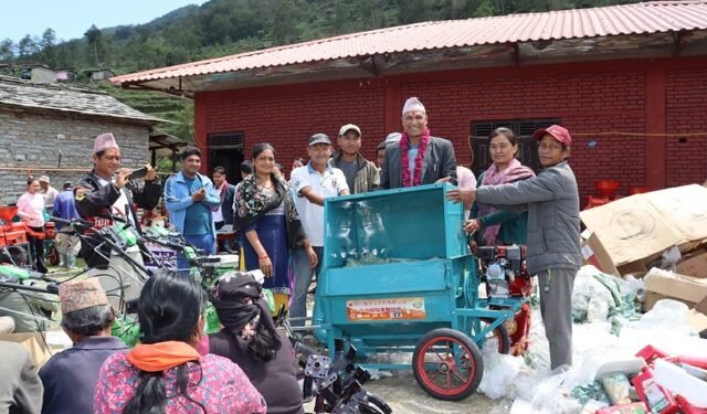 झिँका कृषकलाई औजार वितरण