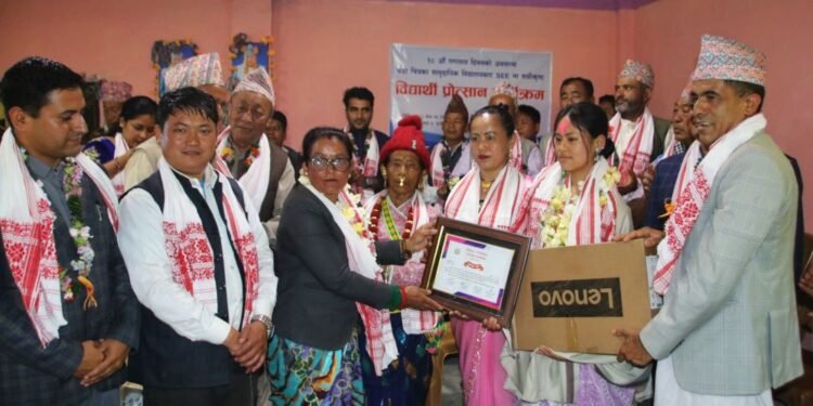 गणतन्त्र दिवसमा उत्कृष्ट अङ्क ल्याउने विद्यार्थीलाई ल्यापटप उपहार