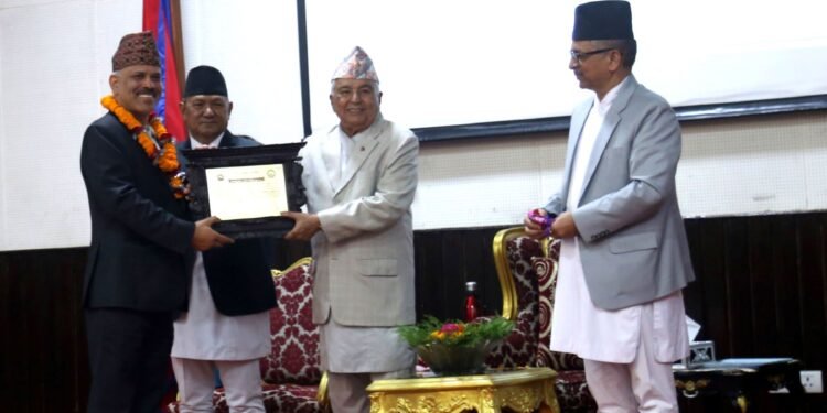 राष्ट्रपतिद्वारा वरिष्ठ पत्रकार दाहाल सम्मानित