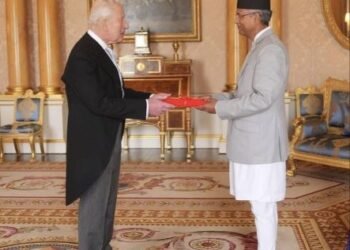 राजा चाल्र्ससमक्ष ओहोदाको प्रमाणपत्र प्रस्तुत