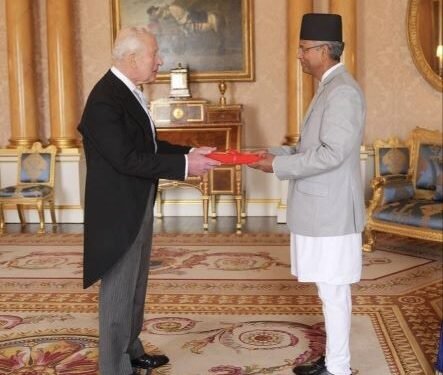 राजा चाल्र्ससमक्ष ओहोदाको प्रमाणपत्र प्रस्तुत