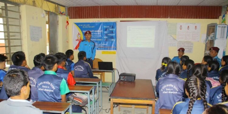 ‘साइबर’ कानुनबारे गाउँका विद्यार्थीलाई पढाउँदै प्रहरी