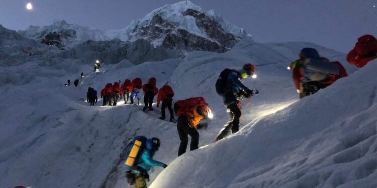 सुरुभयो यसवर्षको सर्वोच्च शिखर आरोहणः ४२१ चुचुरो चुम्ने प्रतिक्षामा