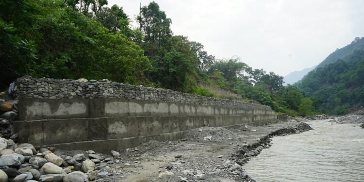 सिङ्गा तातोपानीमा नदी कटान रोक्न ‘कम्पोजिट’ पर्खाल निर्माण