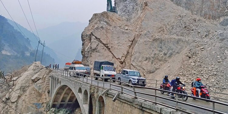 बुटवल–नारायणघाट सडक ढिलाइले सौराहाको पर्यटन प्रभावित